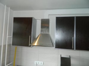 Установка вытяжки на кухне в Томске