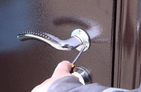 Замена дверной ручки металлической двери в Томске