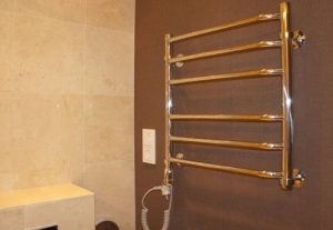 Установка электрического полотенцесушителя в ванной в Томске